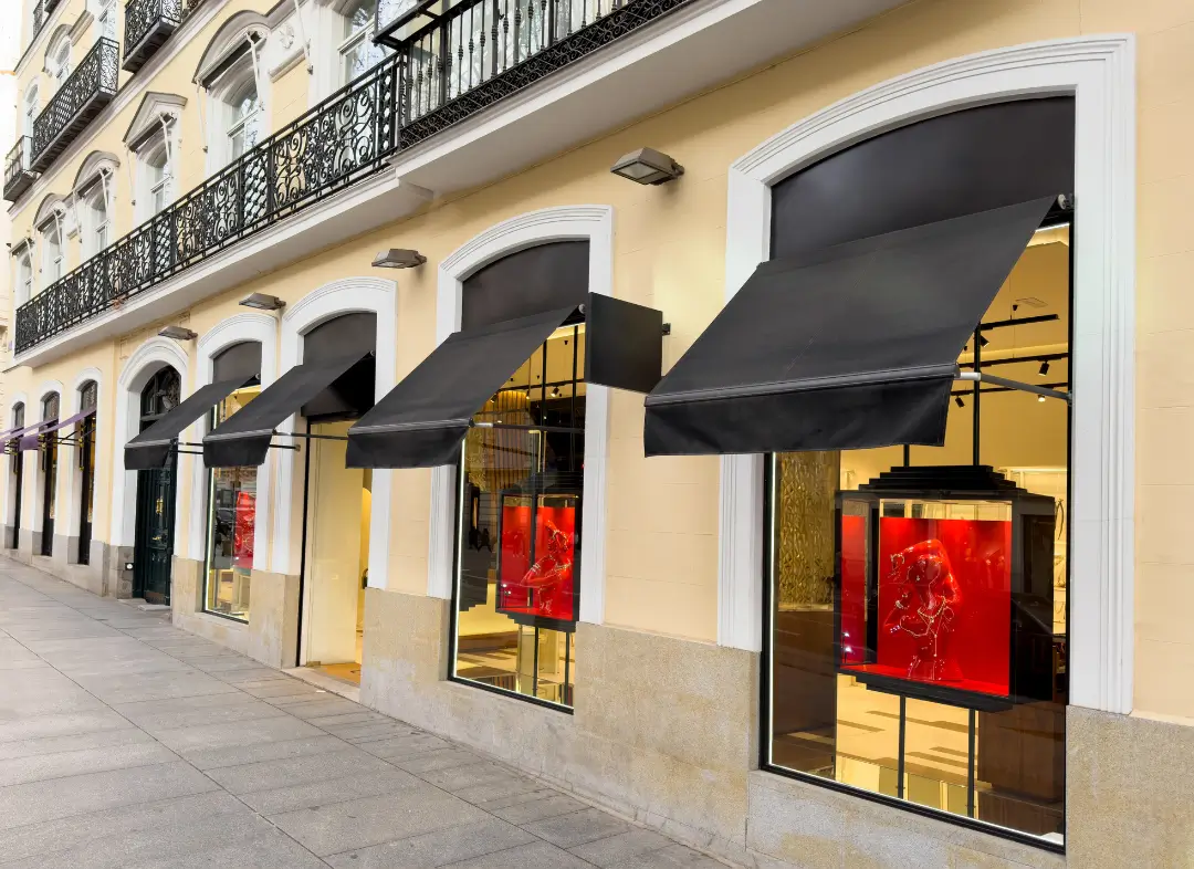 Façade vitrine de magasin en aluminium sur mesure à Le Petit-Quevilly